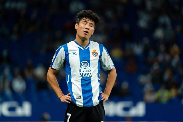 1635129351781009361.jpg 开云体育网址-武磊被孤立?媒评:射门能力不足 遭队友忽视不意外