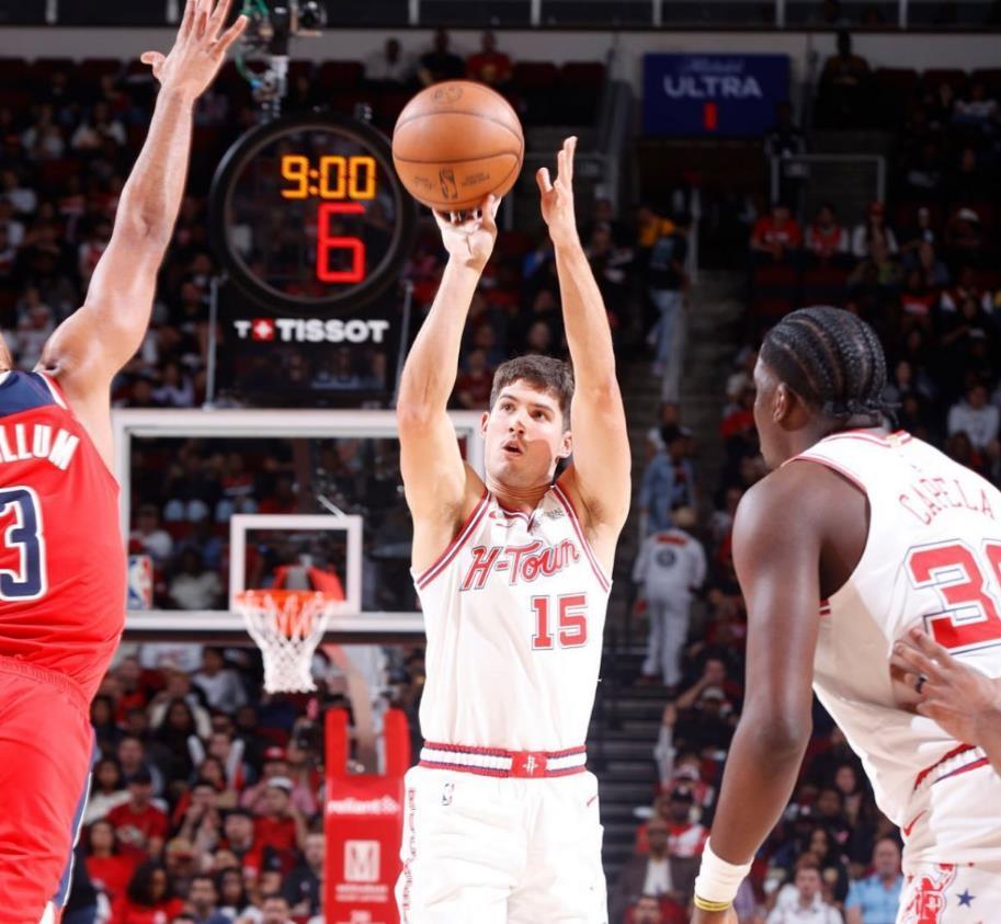 开云体育网址-场均13+2+3！冠军中锋为火箭小将鸣不平：他比阿门强，该留在场上