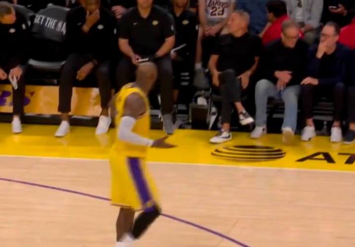 kaiyun-担当！詹姆斯询问教练组：八村几犯了？有必要的话 我来防约基奇