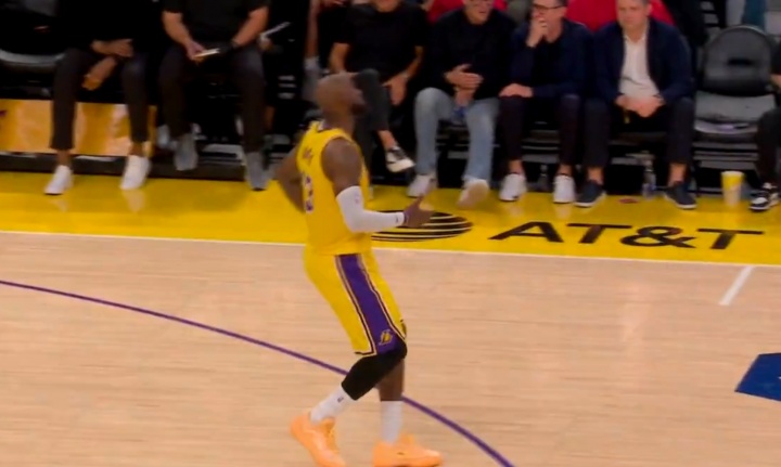 kaiyun-担当！詹姆斯询问教练组：八村几犯了？有必要的话 我来防约基奇