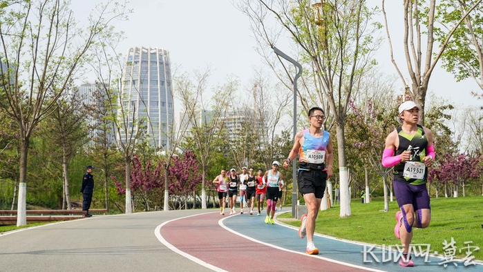 开云体育APP-2026雄安马拉松开跑 1.2万名跑者用脚步丈量未来之城|李征|雄安新区|半程马拉松|赛道|选手_新浪体育_新浪新闻