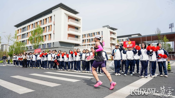 开云体育APP-2026雄安马拉松开跑 1.2万名跑者用脚步丈量未来之城|李征|雄安新区|半程马拉松|赛道|选手_新浪体育_新浪新闻