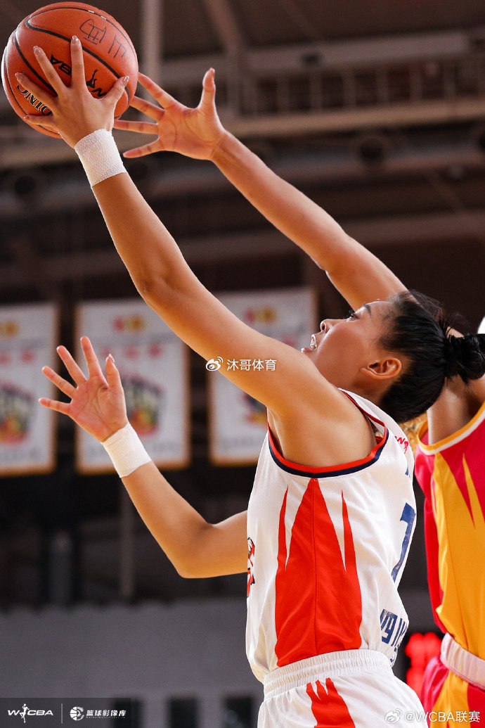 开云体育下载-绝境逆袭！四川女篮3-2险胜山西，四年三冠铸就WCBA王朝 李缘斩获FMVP|山西女篮|德怀特·霍华德|奥斯汀|王思雨|翟若云_新浪体育_新浪新闻